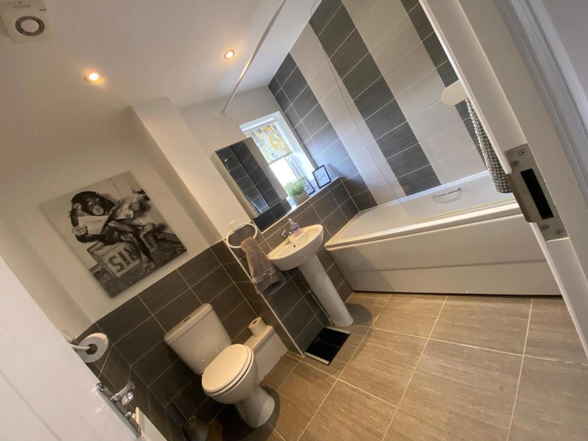 Higham Ferrers The Belfry 3 Bedrooms 2 Bathrooms Contractors & Family מראה חיצוני תמונה