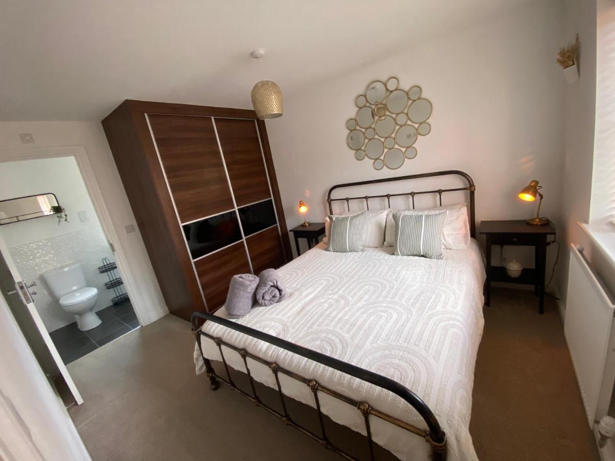 Higham Ferrers The Belfry 3 Bedrooms 2 Bathrooms Contractors & Family מראה חיצוני תמונה